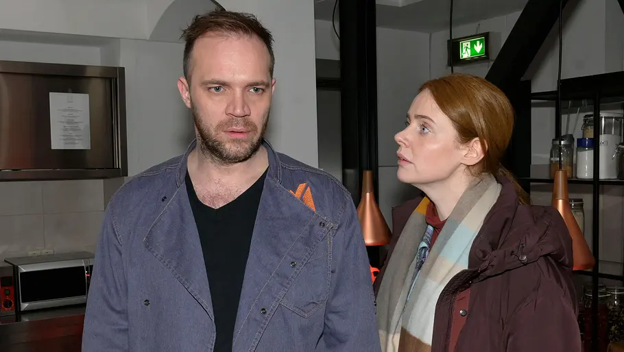 Erik und Toni sind Geschichte. Erik schaut gedankenverloren, neben ihm steht Toni.