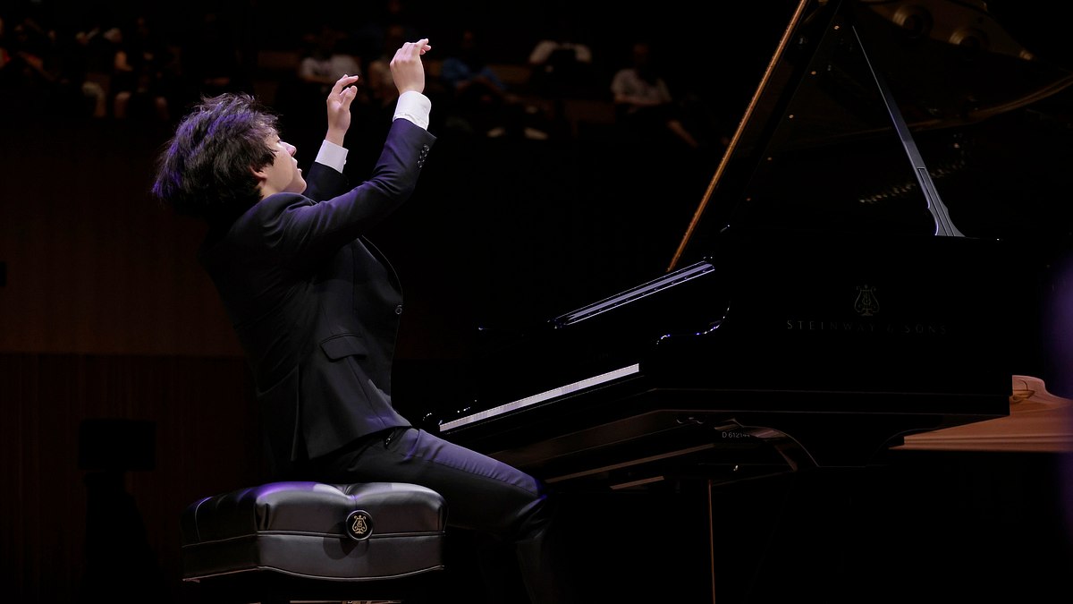 yunchan lim at the louis vuitton foundation: dowland, bach, beethoven