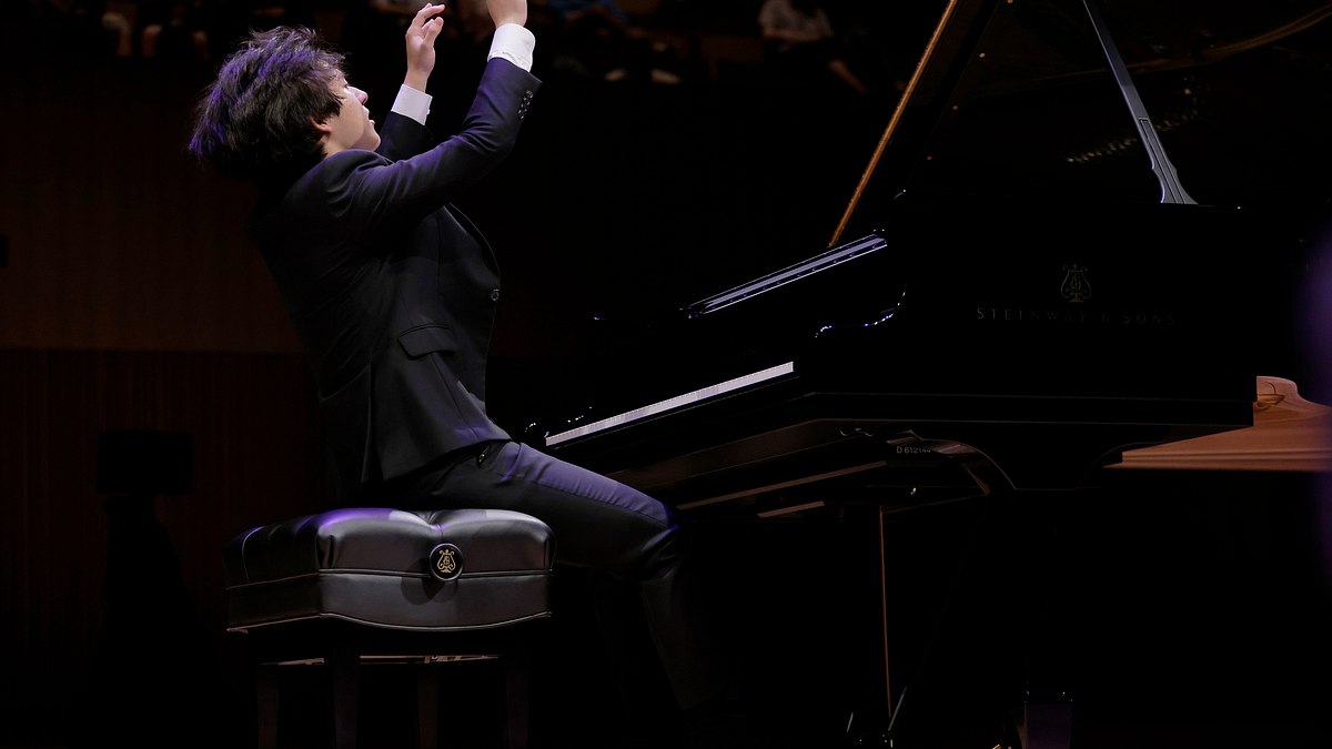 yunchan lim at the louis vuitton foundation: dowland, bach, beethoven