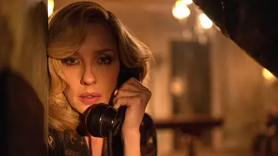 Kelly Reilly telefoniert für den Film „A Haunting in Venice“. - Foto:  IMAGO / Everett Collection