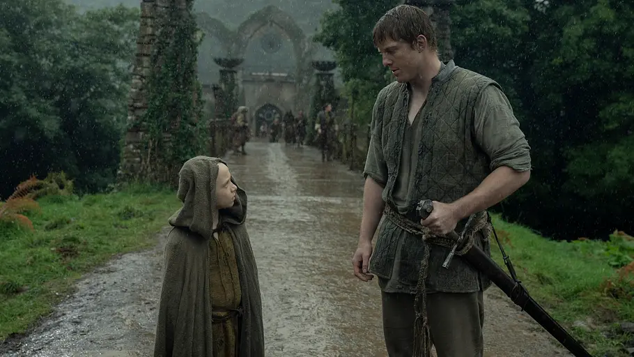 „A Knight of the Seven Kingdoms“ bringt Westeros zurück auf deinen Fernseher. Egg und Dunk stehen im Regen.