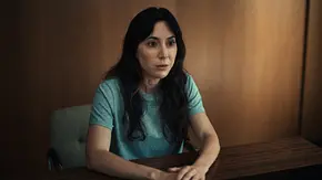 Michelle sitzt an einem Holztisch und erzählt ihre Geschichte - Foto: COURTESY OF NETFLIX