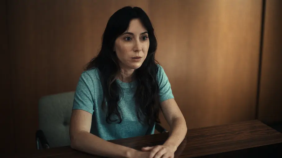 „A Toxic Love Story“ Michelle Hadley Michelle sitzt an einem Holztisch und erzählt ihre Geschichte