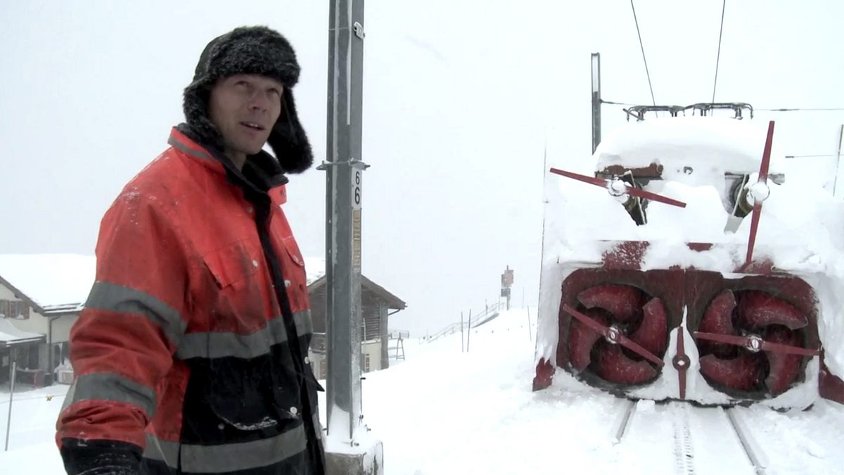 Winterdienst auf Schienen - Stahlkolosse auf eisigen Gleisen winterdienst auf schienen - stahlkolosse auf eisigen gleisen