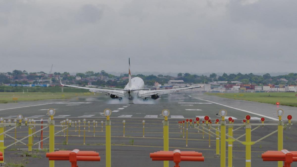 inside sydney airport: alltag am mega-flughafen