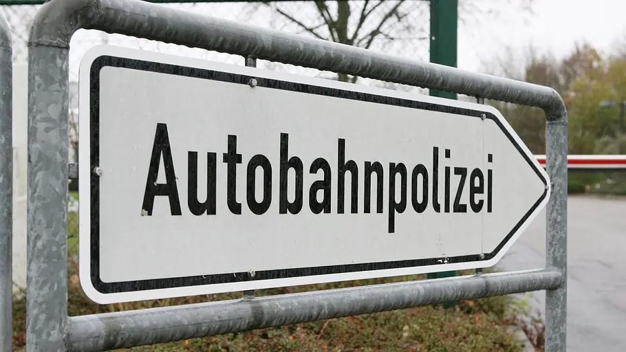 Schneller als die Polizei erlaubt schneller als die polizei erlaubt