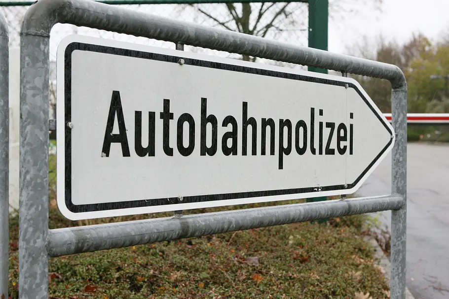 Schneller als die Polizei erlaubt schneller als die polizei erlaubt