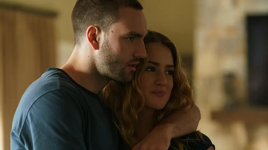 Abschied von Stephen und Lucy! Stephen umarmt Lucy in einer Szene aus der Serie.