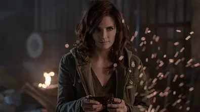 Die Schauspielerin Stana Katic als Emily Byrne. - Foto: Amazon Studios