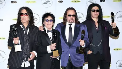 Paul Stanley, Peter Criss, Ace Frehley and Gene Simmons auf dem Roten Teppich - Foto: IMAGO / WENN