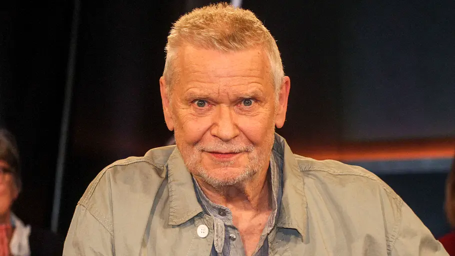 Achim Reichel sitzt im Studio der NDR Talk Show, blickt direkt in die Kamera und trägt ein helles Hemd und eine Jacke