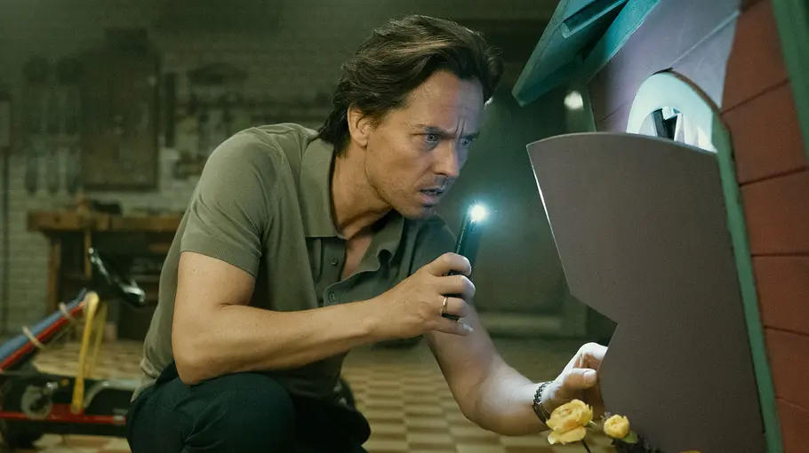 Achtsam Morden, Staffel 3 Tom Schilling schaut in einer Szene von Achtsam Morden in eine kleine Hütte.