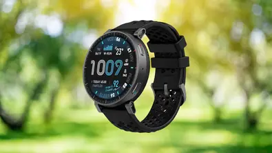 Amazfit Active Max vor verschwommenen Hintergrundbild eines Gartens - Foto: TV Movie / Canva