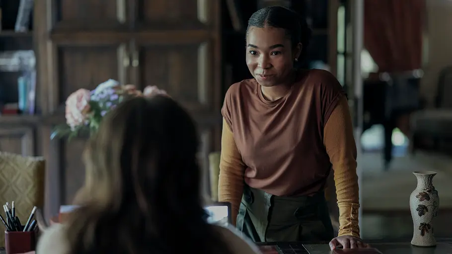 Adelaide (l.) lernen wir im Finale erstmals wirklich kennen, ihre Absichten bleiben jedoch noch ein Mysterium. Caitlin beugt sich vor Adelaide an den Tisch.
