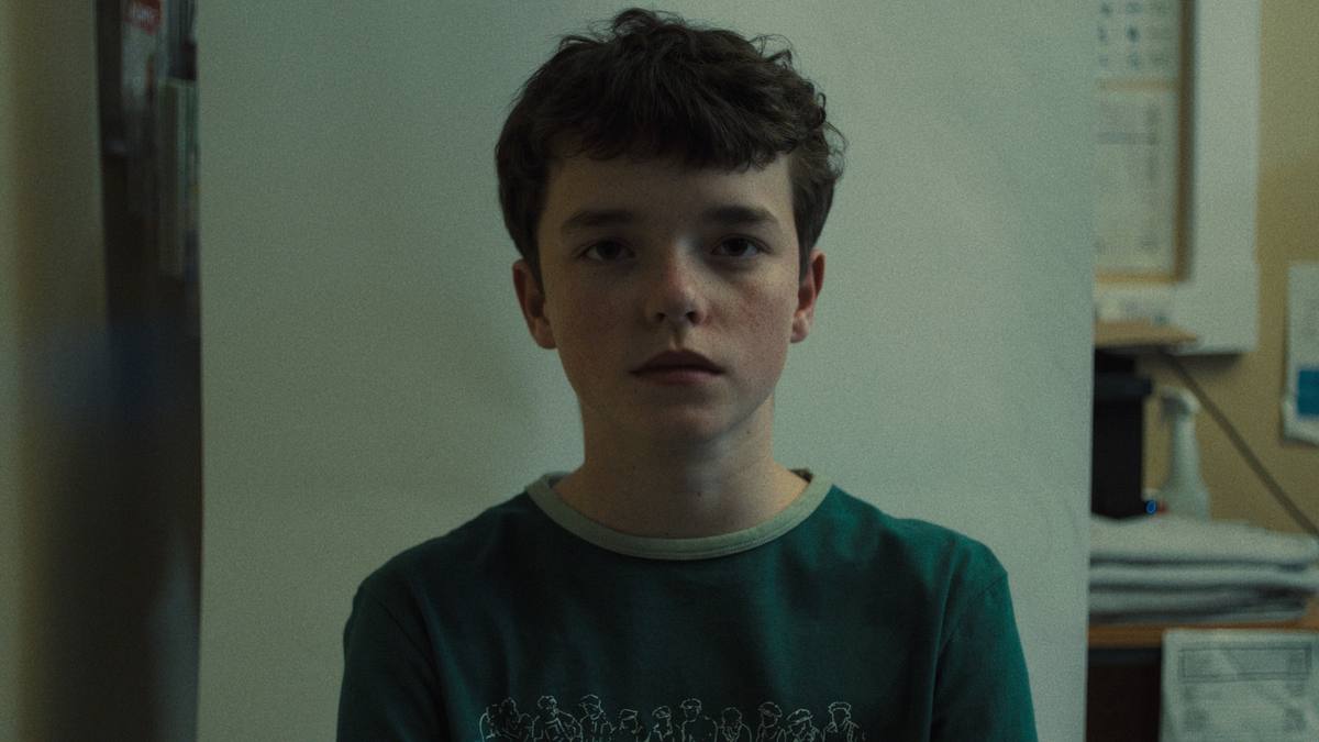 „Adolescence“ bekommt eine Fortsetzung Owen Cooper schaut als Jamie Miller in „Adolescence“ starr in die Kamera.