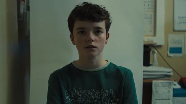 Owen Cooper schaut als Jamie Miller in „Adolescence“ starr in die Kamera. - Foto: Netflix Owen Cooper schaut als Jamie Miller in „Adolescence“ starr in die Kamera. - Foto: Netflix