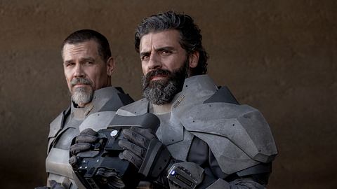 Gurney Halleck und Herzog Leto Atreides stehen nebeneinander. - Foto: Media Press