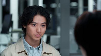 Arisu schaut einer unbekannten Person in die Augen und zieht eine Braue hoch - Foto: Netflix / Kumiko Tsuchiya 