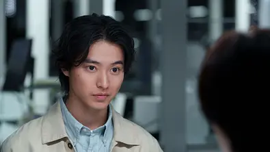 Arisu schaut einer unbekannten Person in die Augen und zieht eine Braue hoch - Foto: Netflix / Kumiko Tsuchiya Arisu schaut einer unbekannten Person in die Augen und zieht eine Braue hoch - Foto: Netflix / Kumiko Tsuchiya