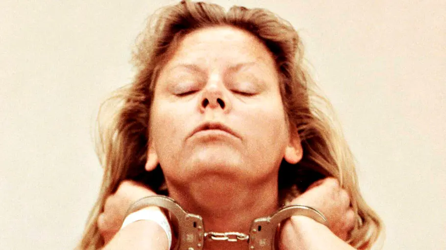 Aileen Wuornos' Leben wurde bereits mehrfach verfilmt. Aileen Wuornos in orangener Gefängniskluft und Handschellen.