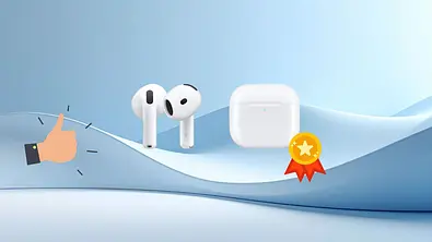 AirPods 4 und das Case vor einem blauen Hintergrund. Daneben eine Medaille und ein gezeichneter Daumen nach oben. - Foto: Amazon/PR/Canva