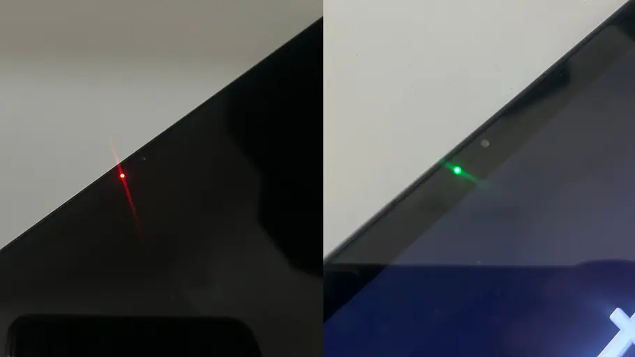 Die Kontrollleuchte am oberen Rand eines Tablets leuchtet rot und grün.