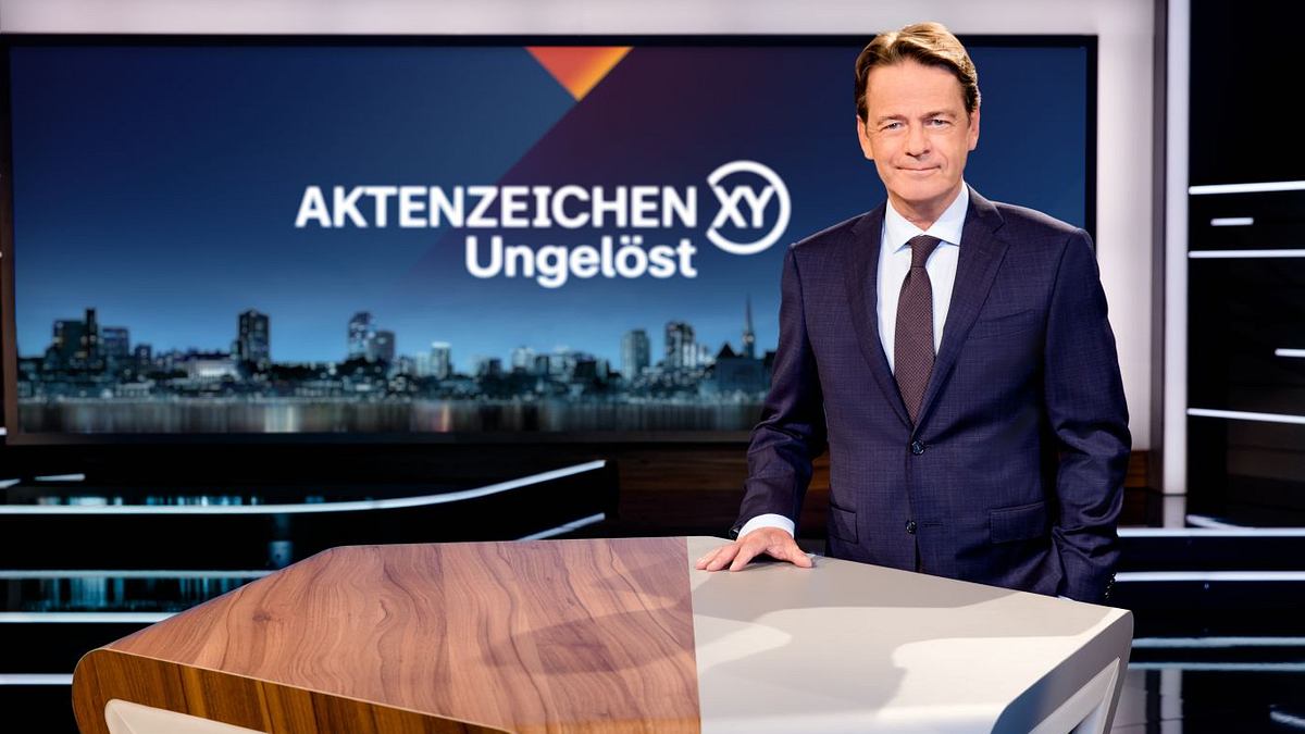 Aktenzeichen XY... Ungelöst-Moderator Rudi Cerne im Fernsehstudio. Aktenzeichen XY... Ungelöst-Moderator Rudi Cerne im Fernsehstudio.