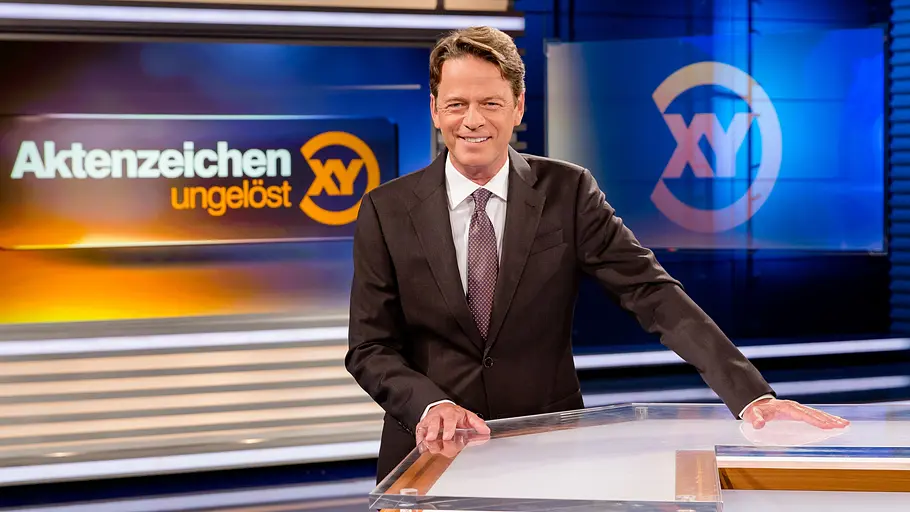 Aktenzeichen XY Rudi Cerne steht im Studio von „Aktenzeichen XY“.