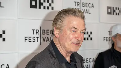 Alec Baldwin auf dem roten Teppich mit einem schwarzen Anzug. - Foto: Imago/ZUMA Press Alec Baldwin auf dem roten Teppich mit einem schwarzen Anzug. - Foto: Imago/ZUMA Press