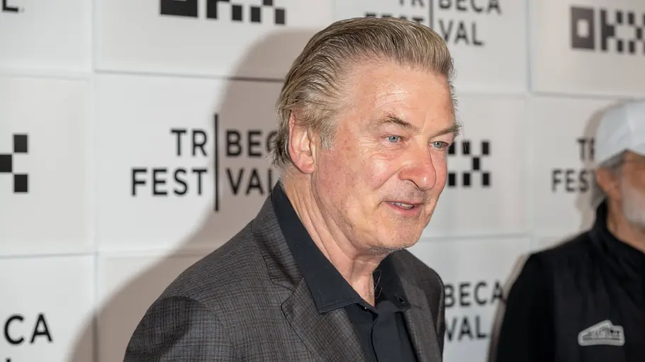 Alec Baldwin Doku Alec Baldwin auf dem roten Teppich mit einem schwarzen Anzug.