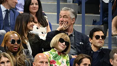 Alec Baldwin, Hilaria Baldwin, Anna Wintour und Rami Malek im Publikum bei einem Tennis-Turnier. - Foto: IMAGO / Cover-Images