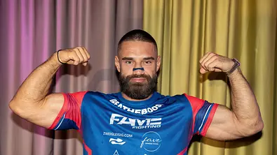 Aleks Petrovic posierend und stolz vor der Kamera. - Foto: Imago/Bobo