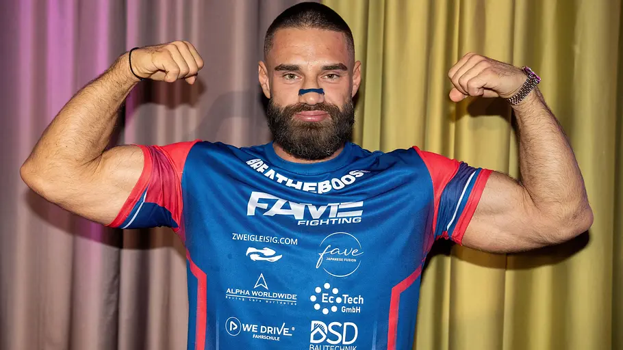 Aleks Petrovic posierend und stolz vor der Kamera.