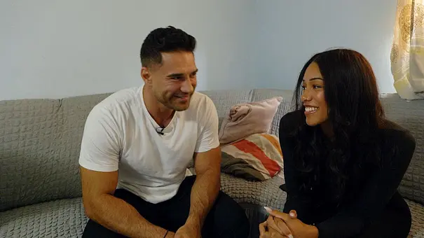 Aleks und Vanessa sitzen zusammen auf einer Couch und lächeln sich an. - Foto: RTL Aleks und Vanessa sitzen zusammen auf einer Couch und lächeln sich an. - Foto: RTL
