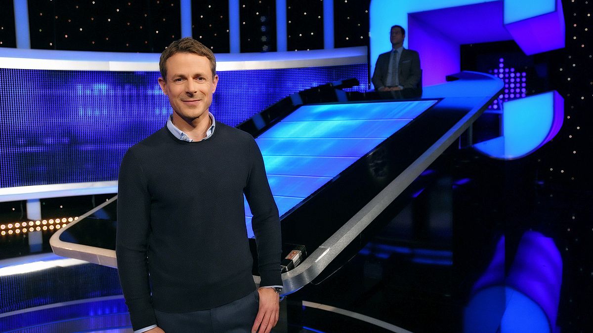 Alexander Bommes im „Gefragt – Gejagt“-Studio