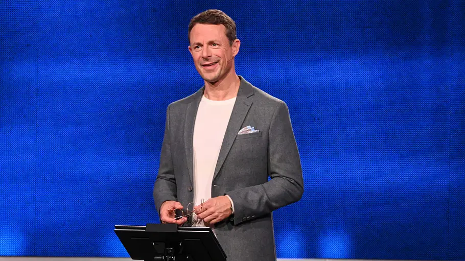 Alexander Bommes sehen wir erst in einigen Monaten wieder. Alexander Bommes im Studio von „Gefragt – Gejagt“.