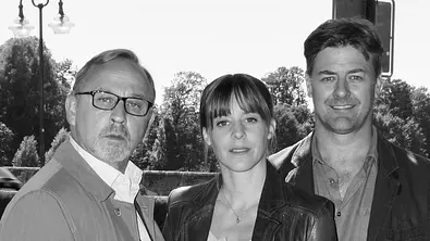 Ein Schwarz-Weiß-Foto zeigt Alexander Held, Bernadette Heerwagen und Marcus Mittermeier beim am Set des ZDF-Krimis München Mord. - Foto: IMAGO / Future Image Ein Schwarz-Weiß-Foto zeigt Alexander Held, Bernadette Heerwagen und Marcus Mittermeier beim am Set des ZDF-Krimis München Mord. - Foto: IMAGO / Future Image
