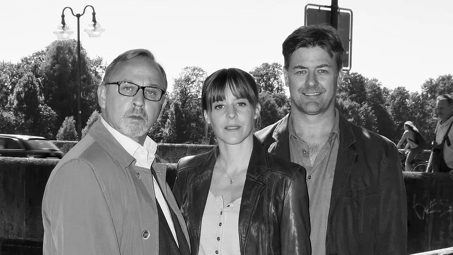 Ein Schwarz-Weiß-Foto zeigt Alexander Held, Bernadette Heerwagen und Marcus Mittermeier beim am Set des ZDF-Krimis München Mord.