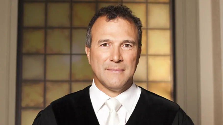 Richter Alexander Hold feiert TV-Comeback bei Sat.1 Alexander Hold in Richterrobe mit Aktenmappe in einem Gerichtssaal-Setting.