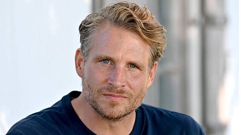 Max sieht kritisch in die Kamera - Foto: IMAGO / Sven Simon