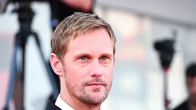 Alexander Skarsgaard steht auf einem roten Teppich.  - Foto:  IMAGO / ABACAPRESS