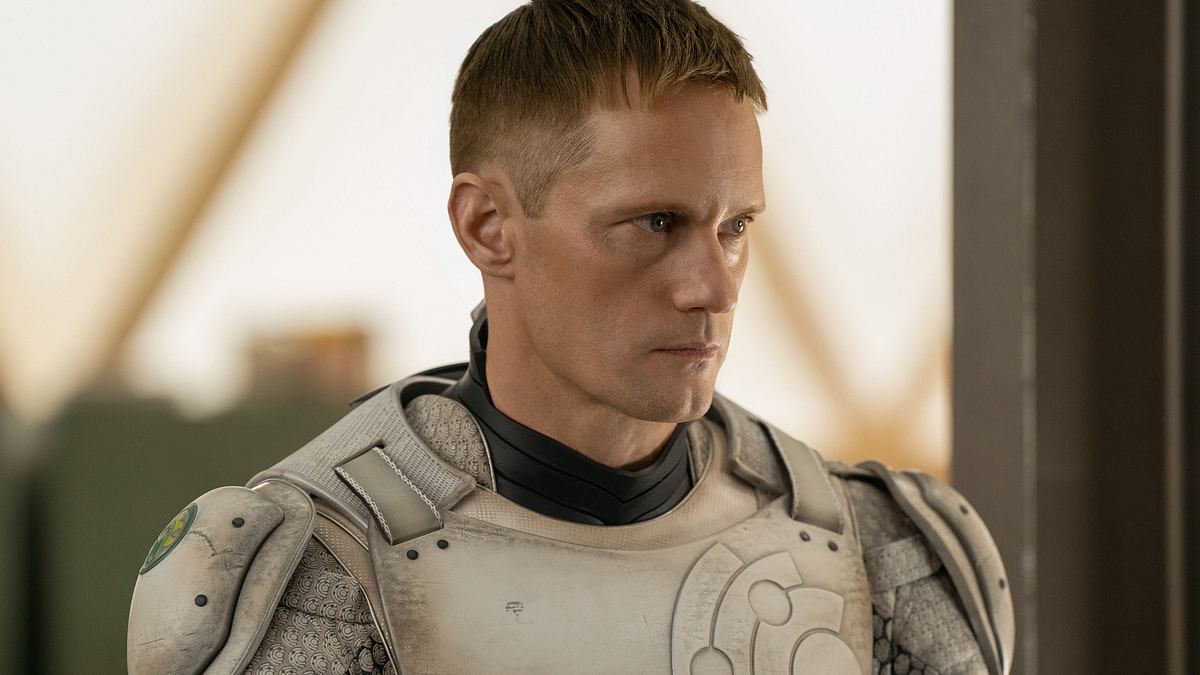 Alexander Skarsgård in seiner Rolle als „Murderbot“. Alexander Skarsgård in seiner Rolle als „Murderbot“.