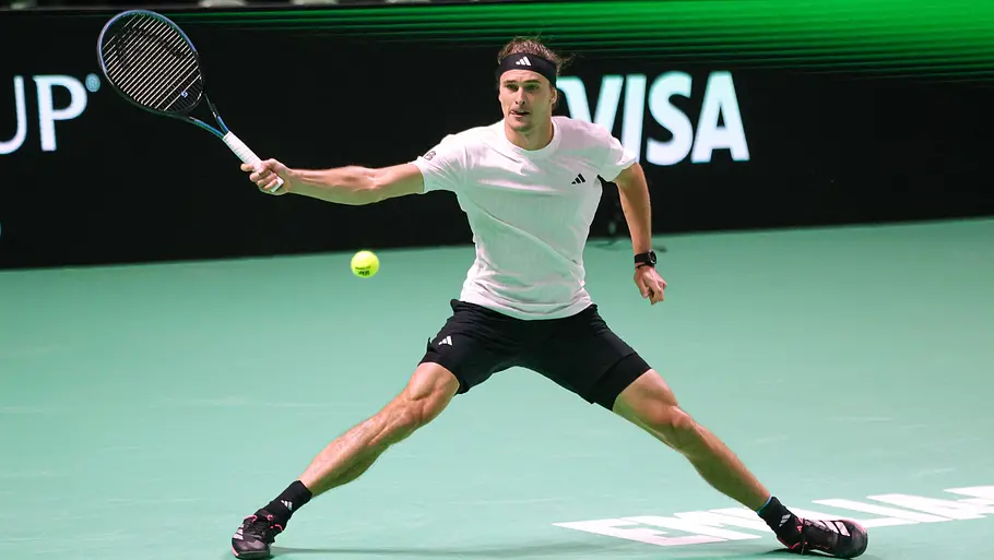 Alexander Zverev Tennis Alexander Zverev im Davis Cup in Bologna versucht einen Ball zu bekommen