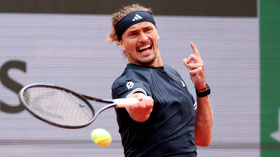 Alexander Zverev spielt einen Tennisball Alexander Zverev im Halbfinale der French Open 2026