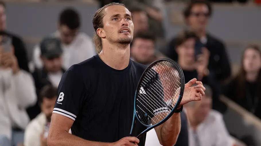 Alexander Zverev sorgt im Wimbledon-Finale mit einem schmerzhaften Sturz für einen Schreckmoment Alexander Zverev sorgt im Wimbledon-Finale mit einem schmerzhaften Sturz für einen Schreckmoment