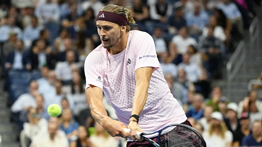 Alex Zverev US Open 2026 Alexander Zverev schlägt einen Ball mit der doppelhändigen Rückhand bei den US Open