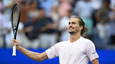 Alexander Zverev hält den Schläger nach seinem Sieg bei den US Open 2026 hoch! - Foto: IMAGO / Xinhua