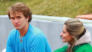 Alexander Zverev und Freundin Sophia Thomalla in der Trainingspause Tennis BMW Open by American Express 2022 auf einer Bank. - Foto: IMAGO / Lackovic Alexander Zverev und Freundin Sophia Thomalla in der Trainingspause Tennis BMW Open by American Express 2022 auf einer Bank. - Foto: IMAGO / Lackovic