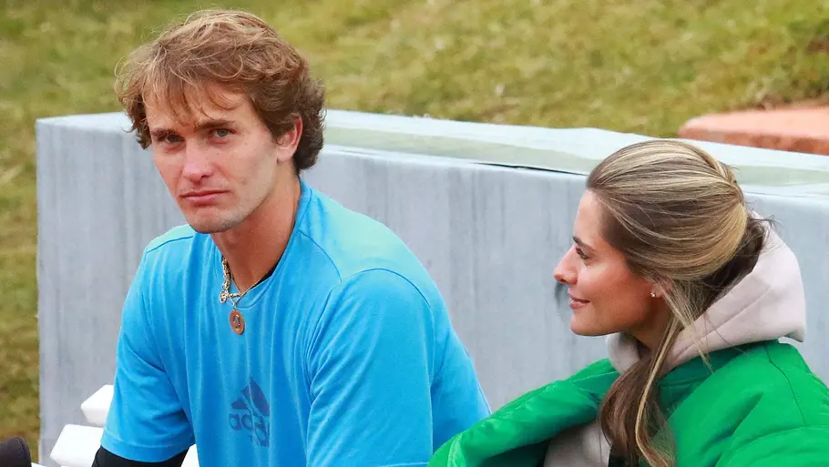 Sophie Thomalla stärkt Zverev stets den Rücken Alexander Zverev und Freundin Sophia Thomalla in der Trainingspause Tennis BMW Open by American Express 2022 auf einer Bank.