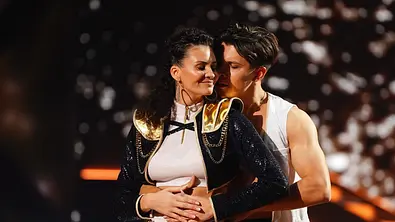 Betty Taube und Alexandru Ionel umarmen sich auf dem Tanzparkett - Foto: RTL / Stefan Gregorowius